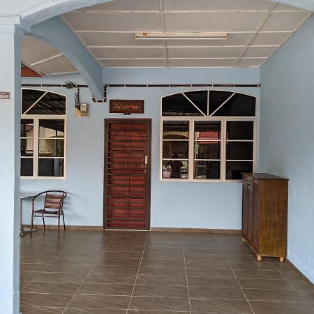 Aryani Homestay Kampong Kelemak Екстер'єр фото